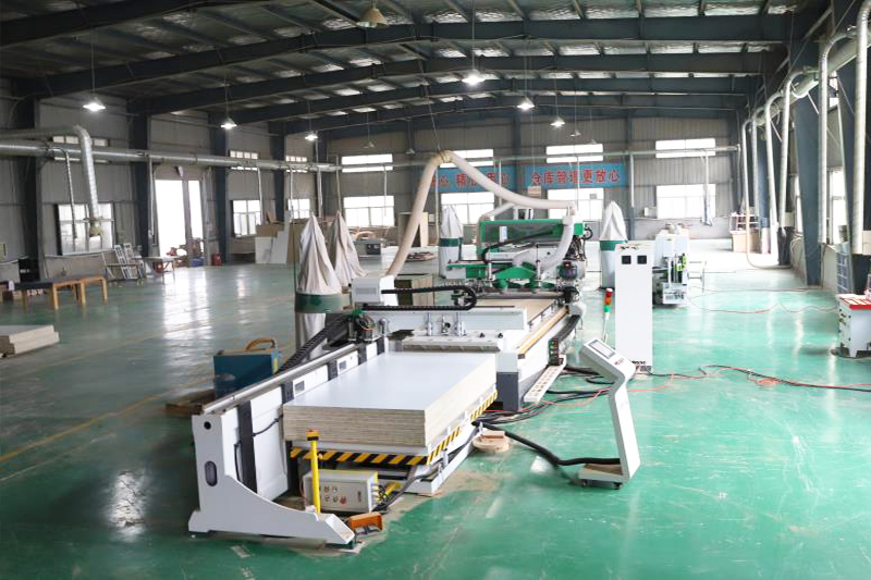 安徽阜阳客户订购的全自动开料机加六面钻投产使用